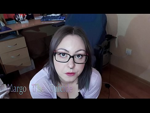 ❤️ Neska sexy betaurrekoekin dildoa zurrupatzen du kameraren aurrean ❤️ Kalitatezko pornoa gugan ❤